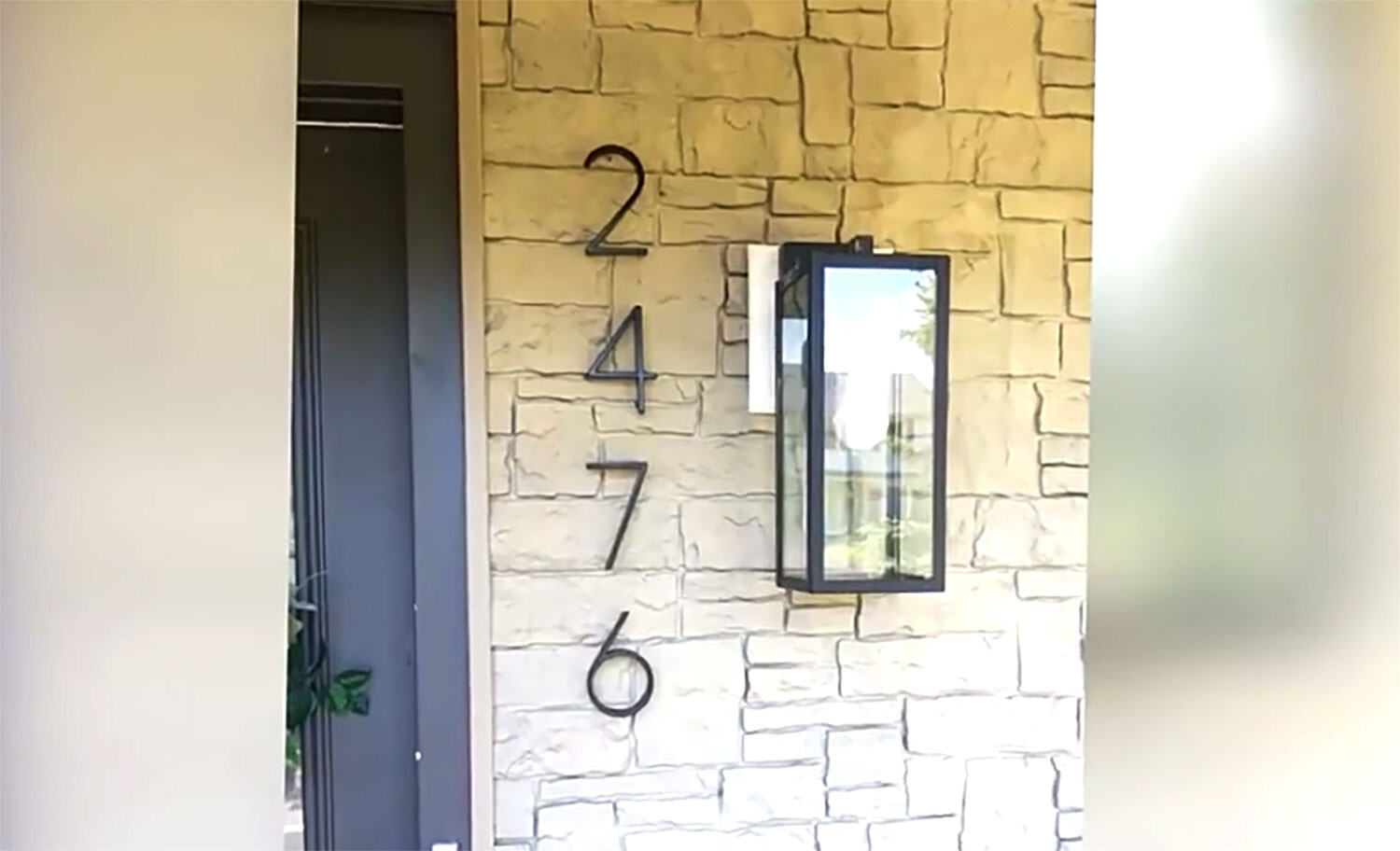 5-Inch Black Metal House Address Numbers, Modern Floating Screw-On