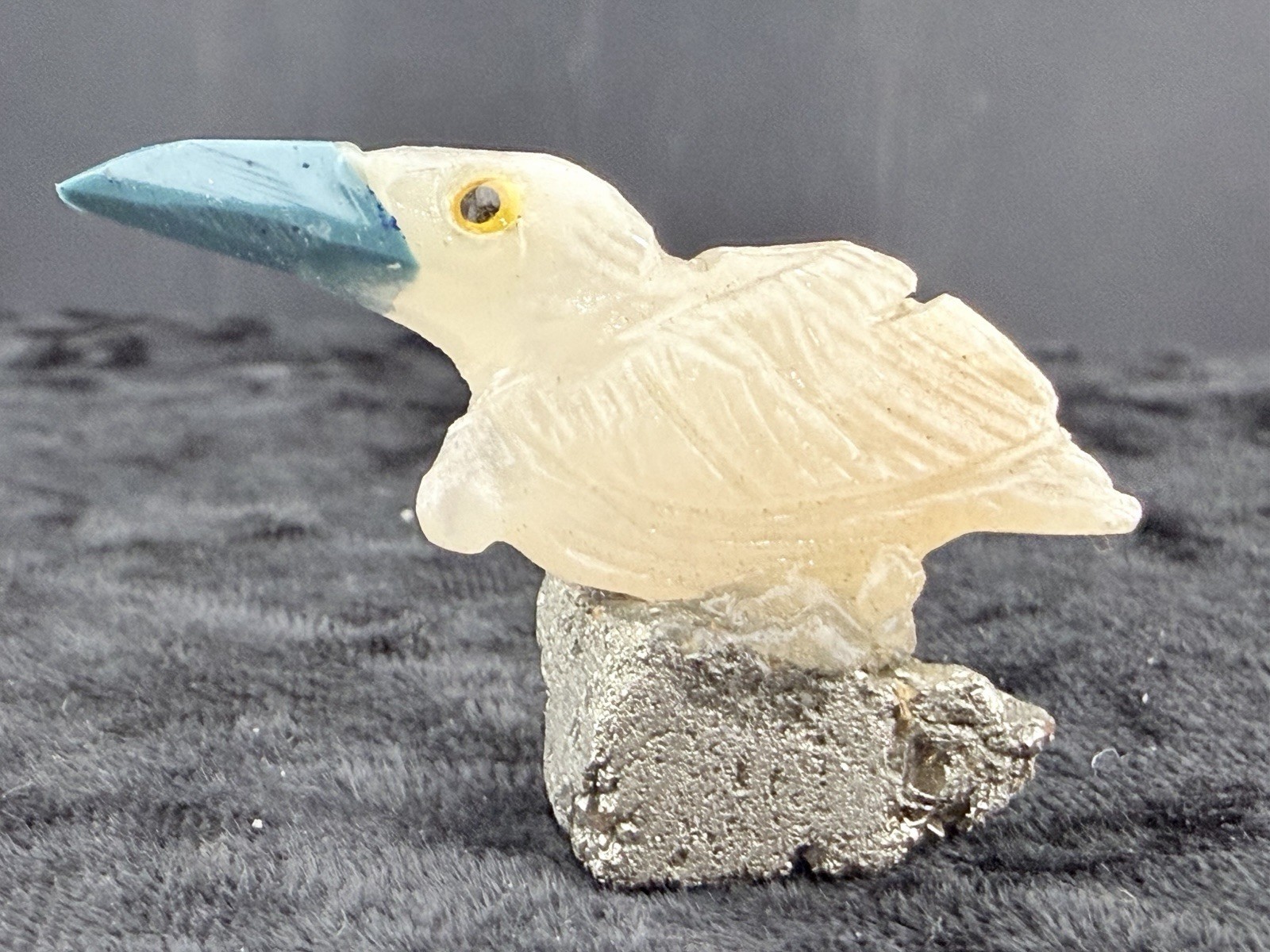 Gemstone Bird Sculpture on Mineral Base. 14 g. 43x17x27 mm