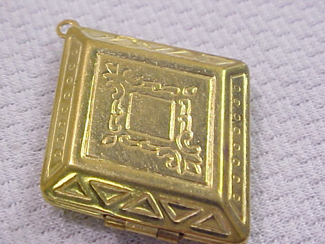 11 VTG MODERN LOCKETS HUGE LOT BRASS FINDINGS FLOWER HEARTS NOS PENDANTS CHARMS