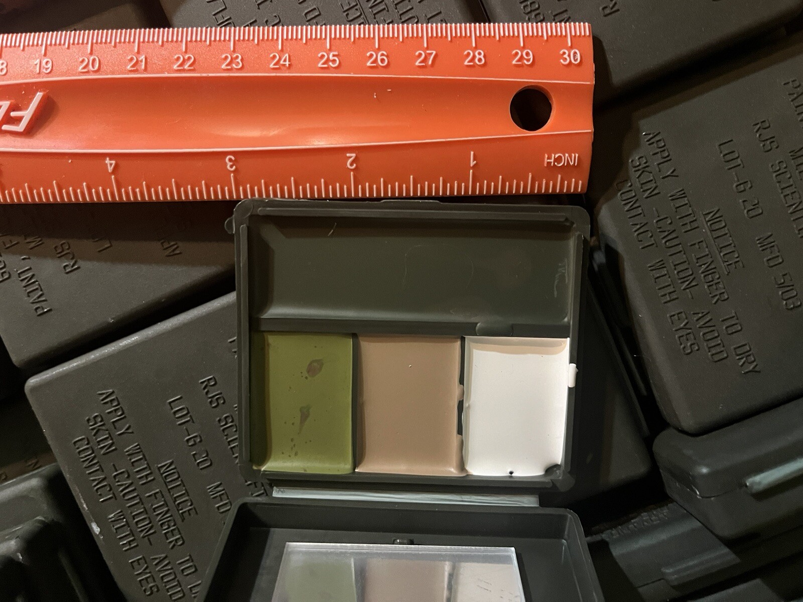US MILITARY ALL-PURPOSE CAMOUFLAGE FACE PAINT 4 COLOR COMPACT INCLUDING MIRROR