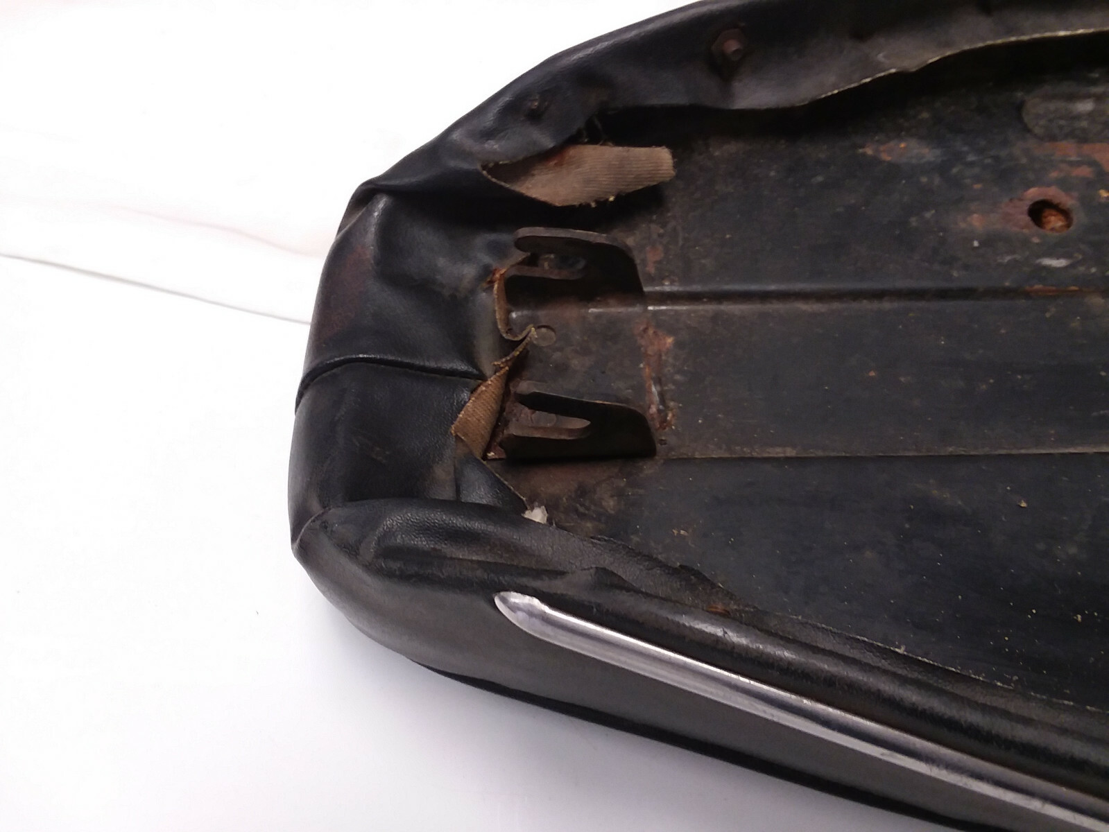 TRIUMPH TR25W 250 SEAT SADDLE 82-9472 ORIGINAL "NOT REPRODUCTION"