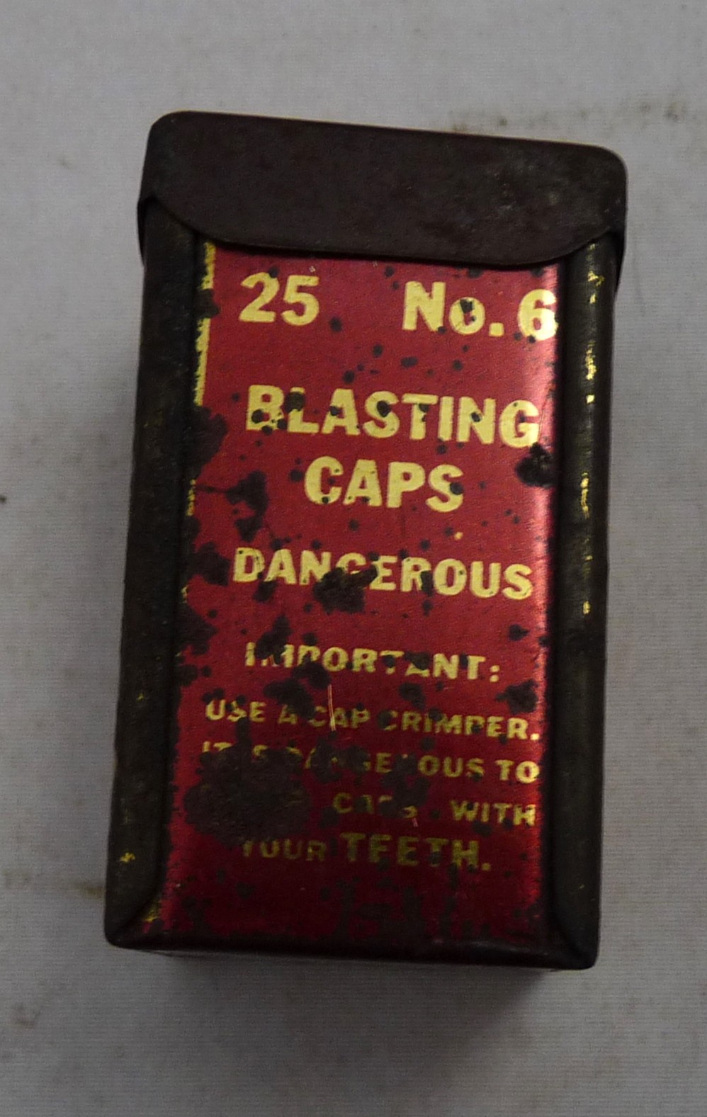 Antique Western Blasting Cap Tin No 6 red