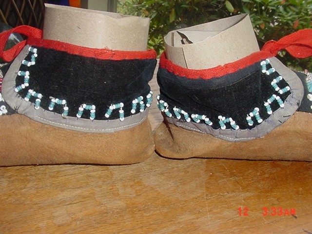 BEAUTIFUL OLD IROQUOIS INDIAN BEADED HIDE MOCCASINS MOCKS