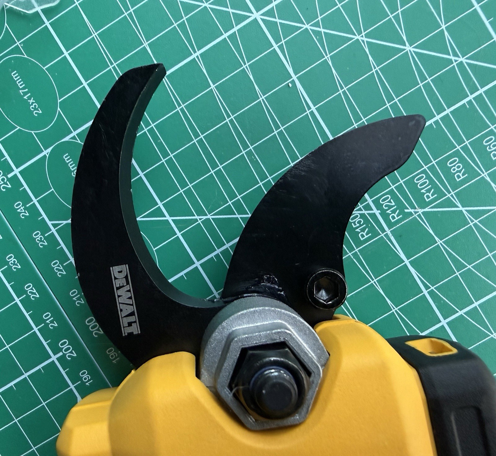 DEWALT-20V Pruner Shear KIT w/Battery, Charger & FREE TOOL BAG #DCPR320D1