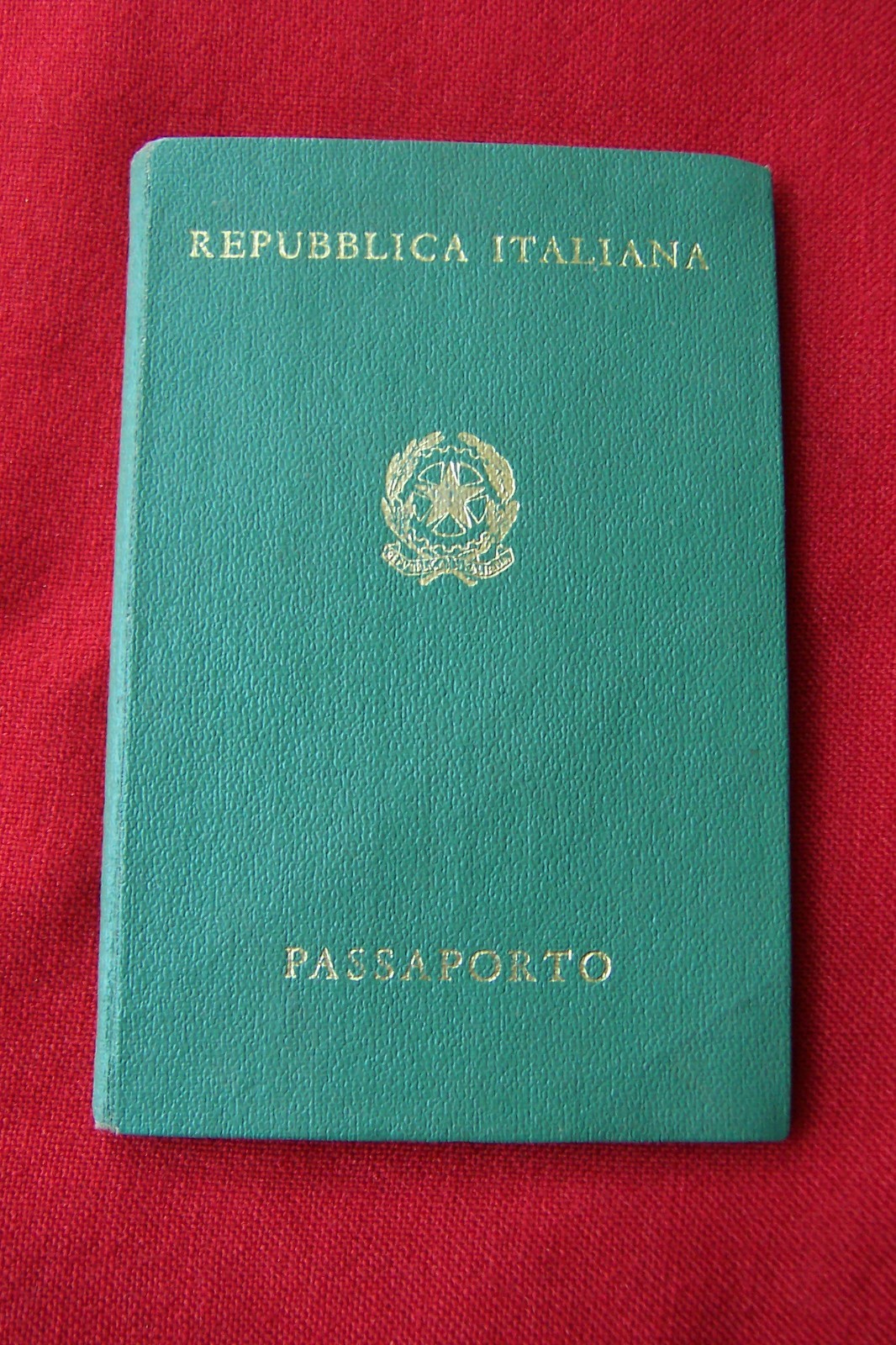 VINTAGE ITALIAN PASSPORT 1970'S CANCELLED EXPIRED WITH STAMPS CONSULATE BEDFORD