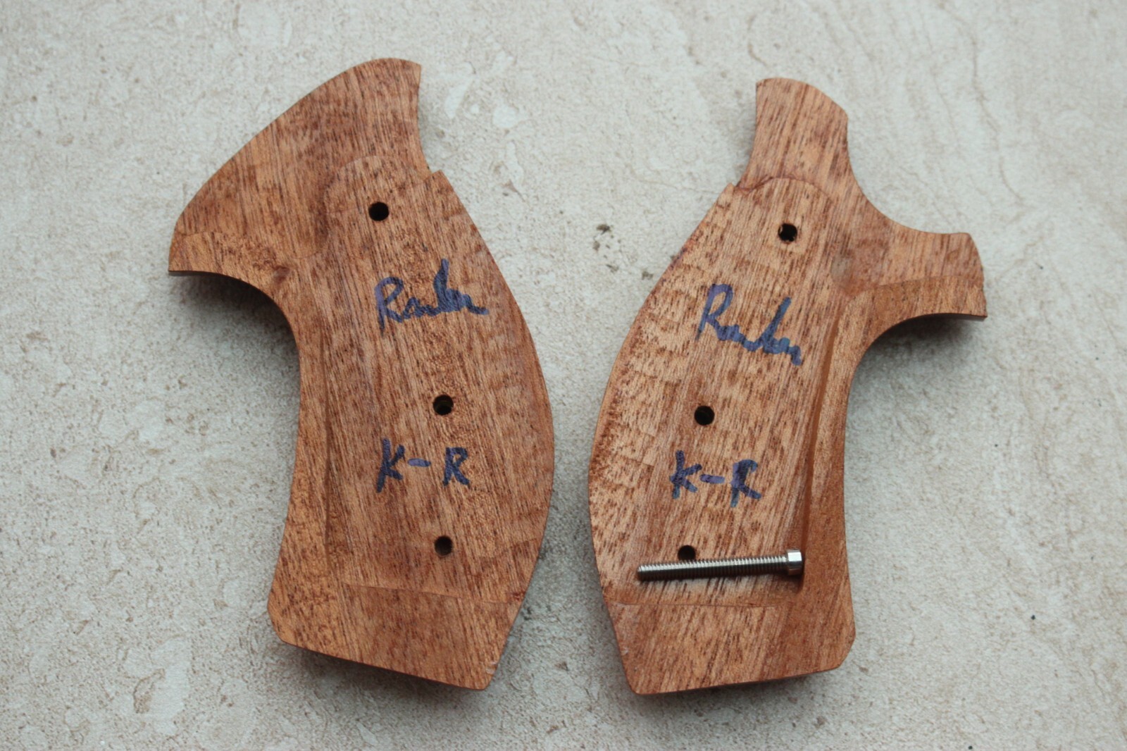 TARGET GRIPS FOR S&W K, L FRAME MODEL 686, 66 ROUND BUTT SAPELE WOOD # RANDOM