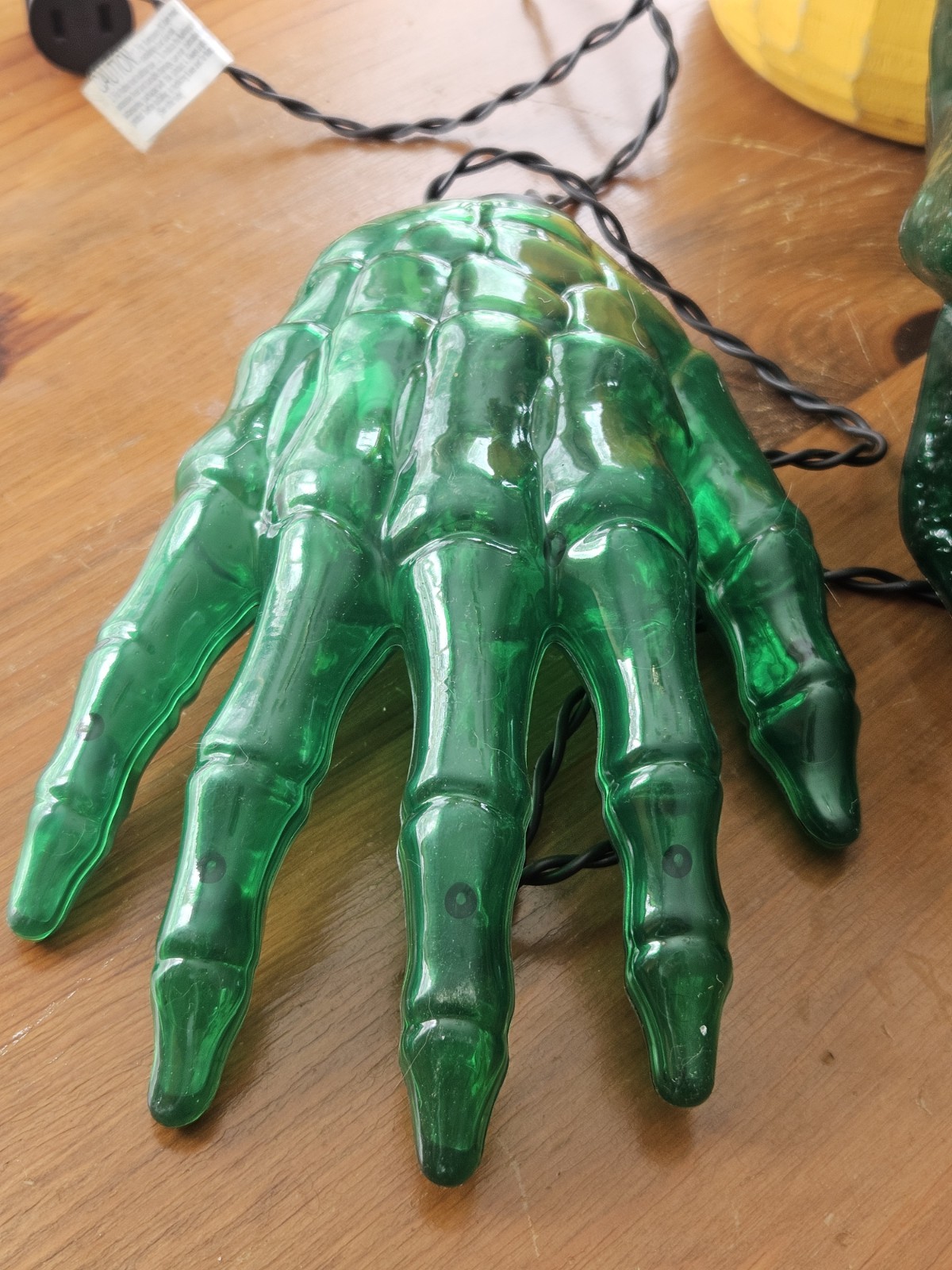 VTG Working Halloween Series Light Up Skull W Hands 3 Piece Clear Green