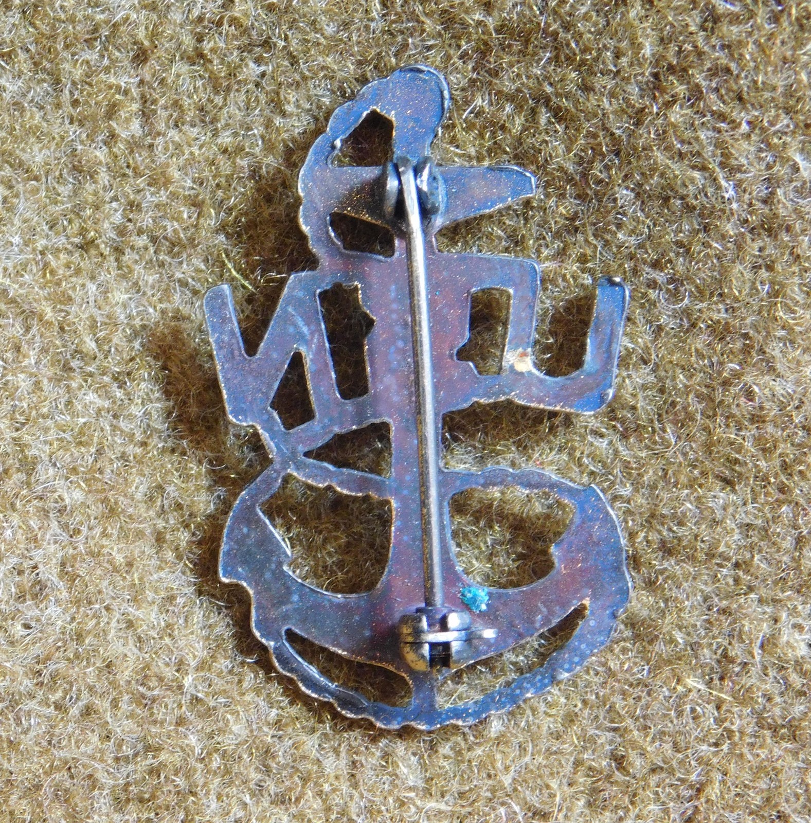 ORIGINAL WWII U.S. NAVY USN CPO GARRISON CAP BADGE STERLING ON CARD