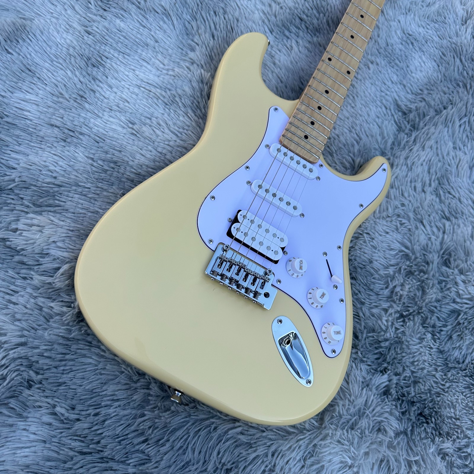 Milk white ST electric guitar/SSS pickup/white guard/silver tuner/from US