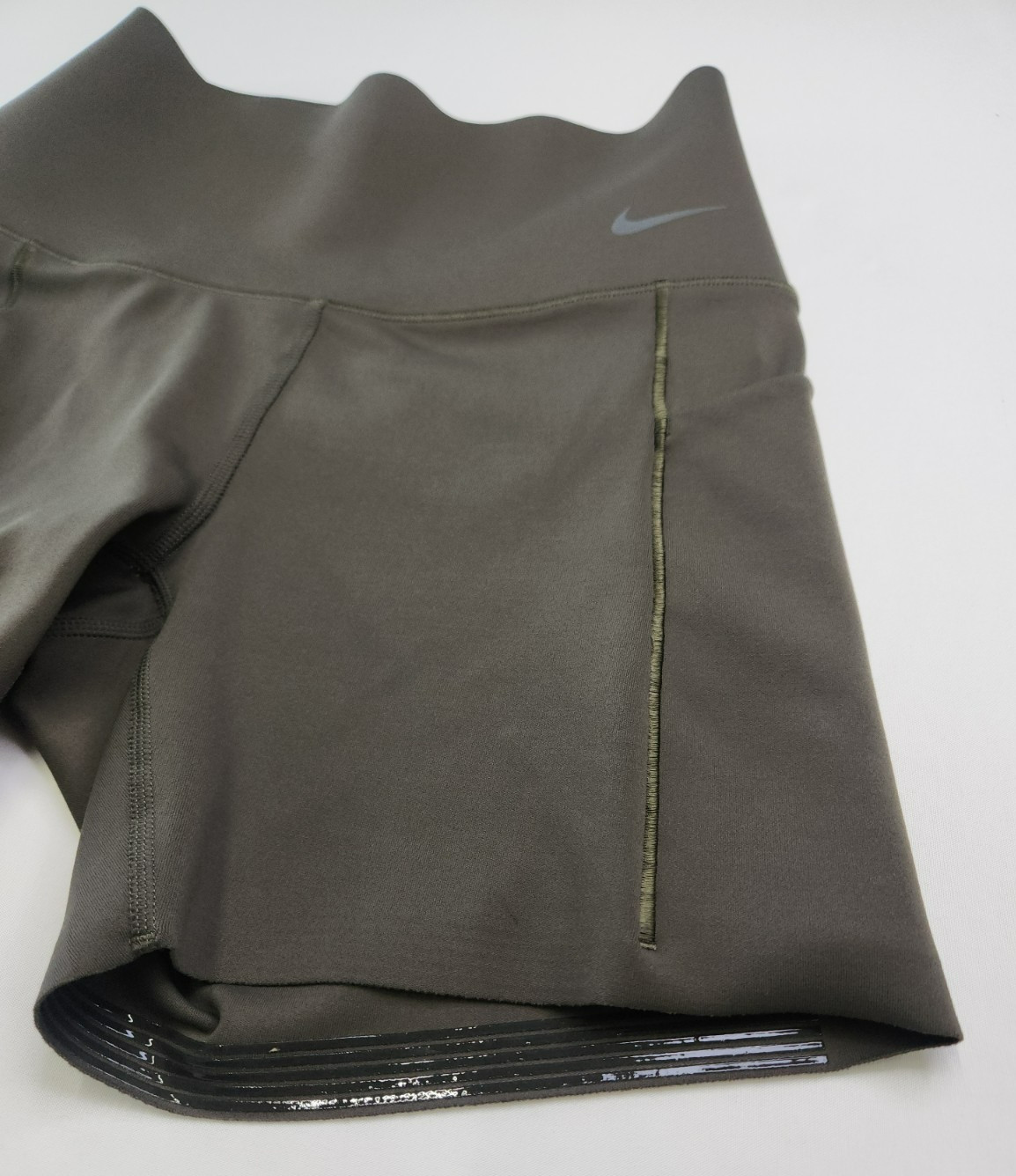 Nike Universa Womens Olive Gree High Rise Medium Support 5" Biker Shorts Size S