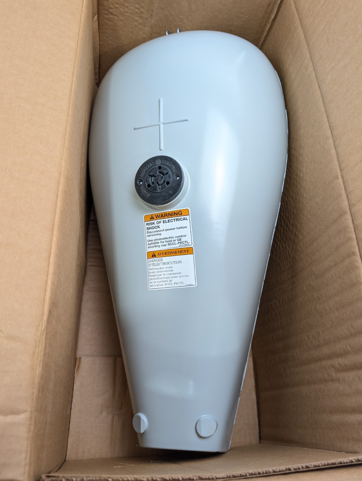 GE M-250R2 150 watt Street Light Fixture - NEW