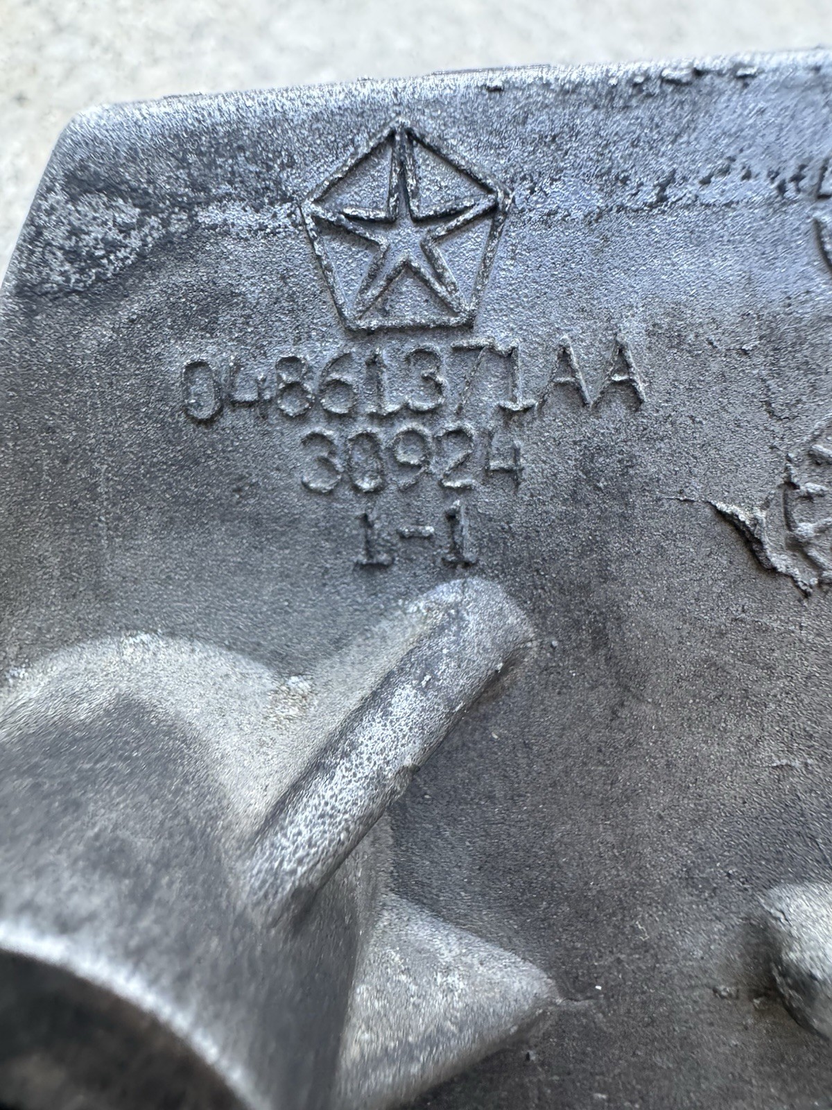 Jeep Wrangler 2.4L 4cyl Engine Alternator Bracket 04861371AA