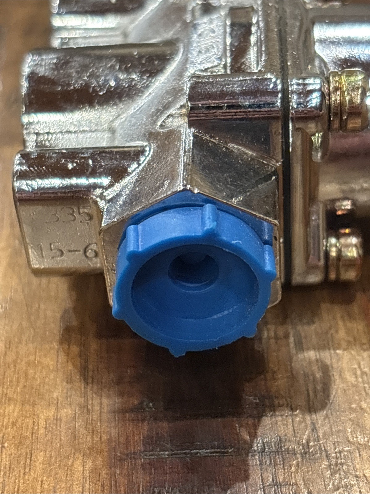 Holley Fuel Pressure Regulator 4-9psi Comes With A Bracket But NO SCREWS New