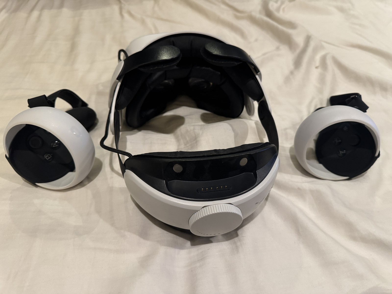 Oculus VR Headset with Controllers - Excellent Condition