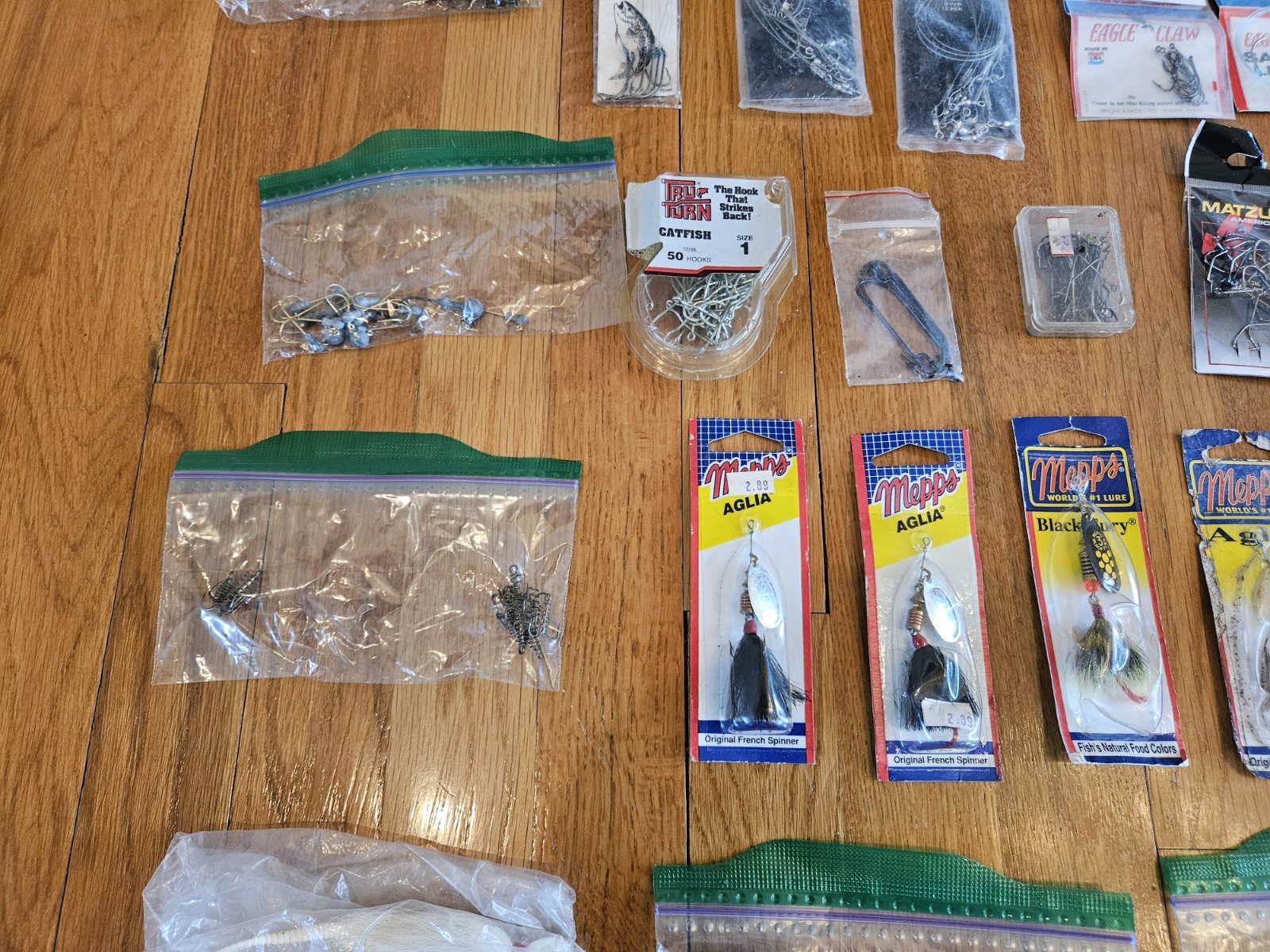 ~ Fishing Tackle Box Lot Hooks Swivels Leads Weights Lead Head Eagle Claw +++ ~