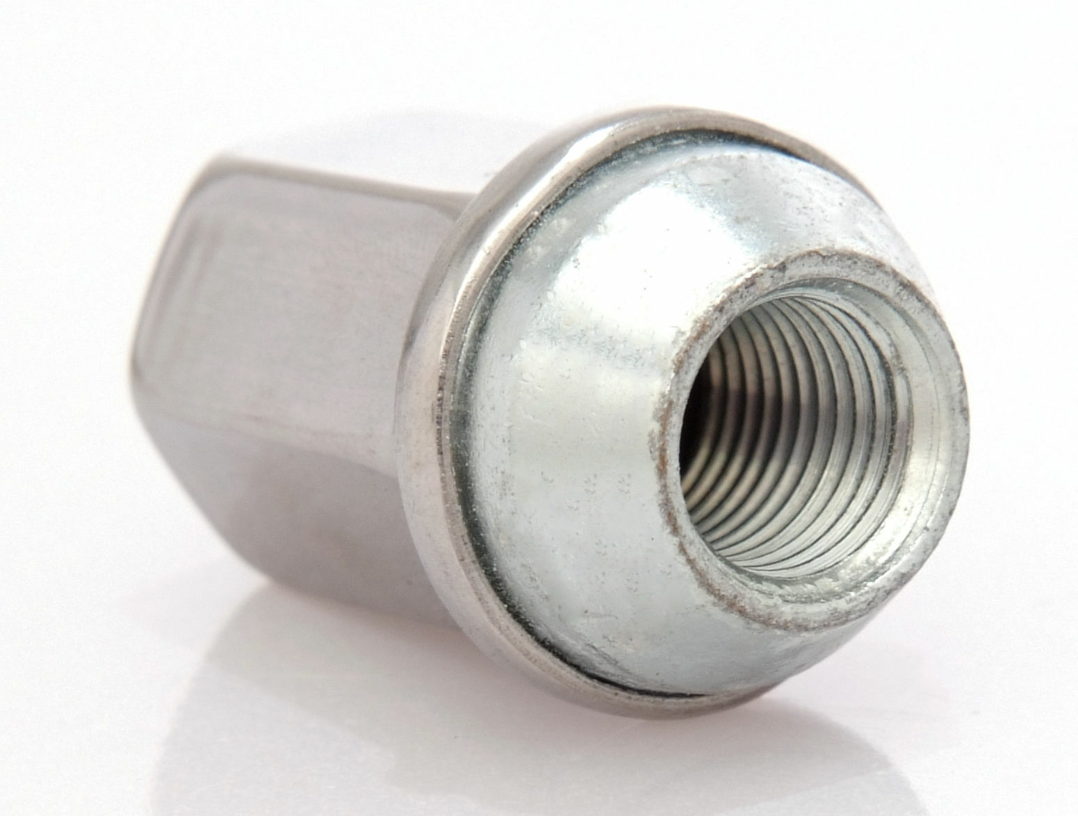 Set Of 24 NEW TAKEOFF GM Chevy Silverado Factory Polished 14x1.5 Lug Nuts