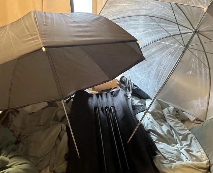 Westcott Background Support System 9041, 2 Stands, Cross Bar & Bag. 2 umbrellas