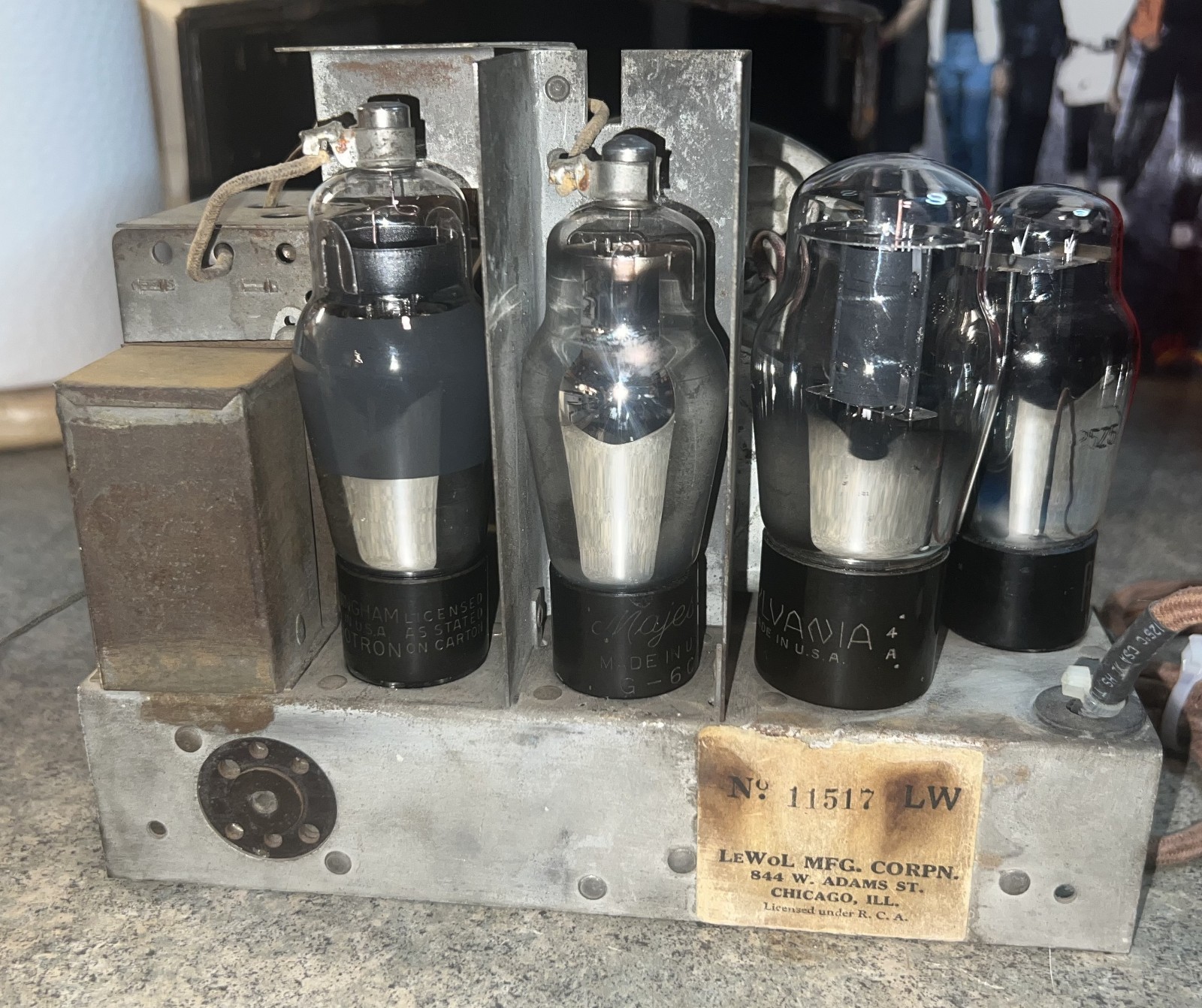 LEWOL Tabletop Broadcast Receiver. Model: "LEVORE" . Rare model. Works great !!