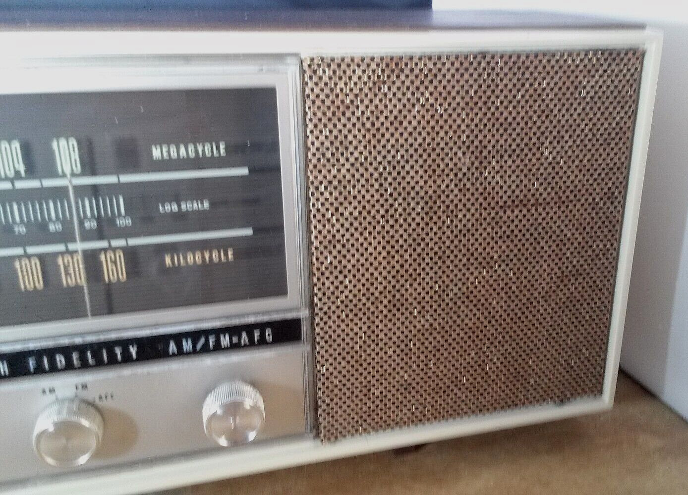 Vintage Lloyd's TM-821A High Fidelity AM/FM Tube Radio