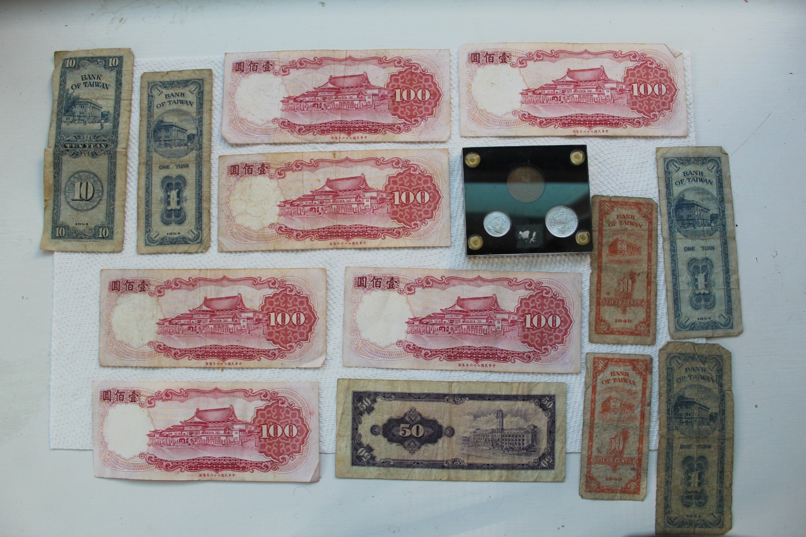 China (Taiwan) Banknotes and coins, 100Y (6), 50Y (1), 10Y(1), 1Y (2), 50C (2)