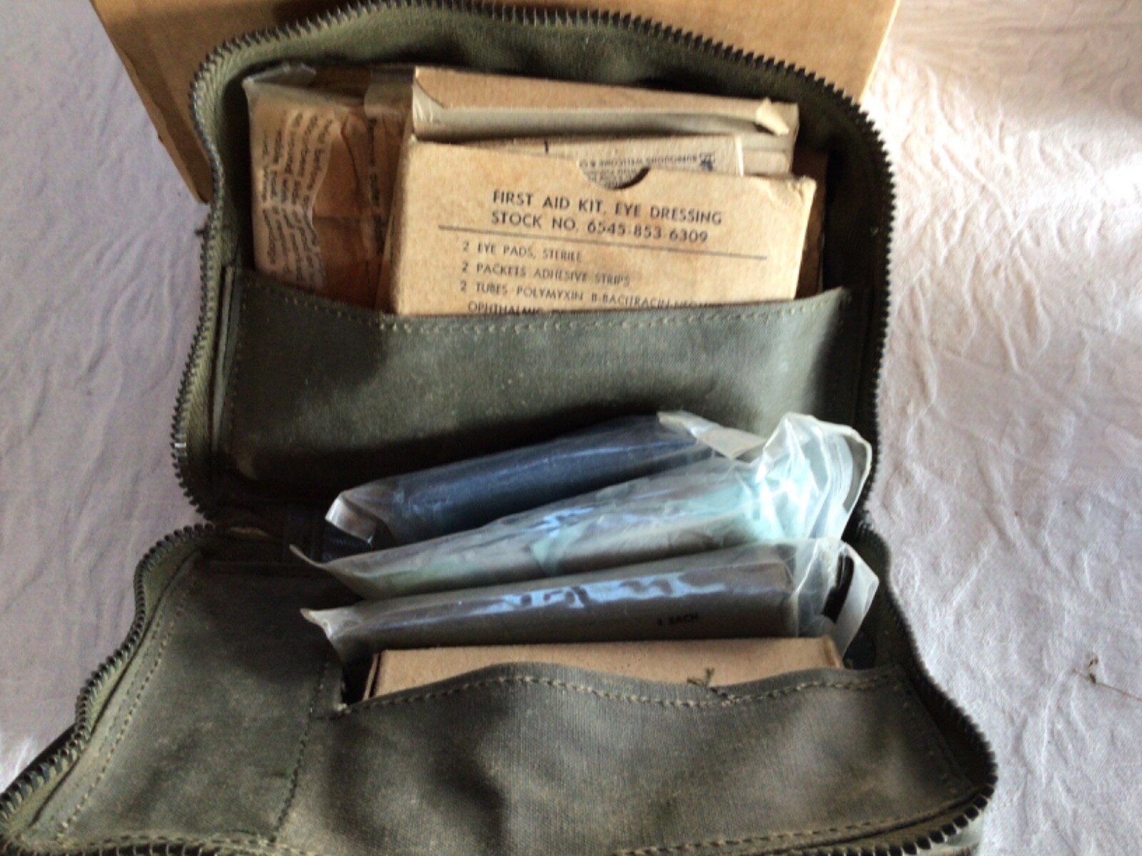 Vietnam U.S Airplane FIRST AID KIT-WITH UNOPENED SUPPLIES