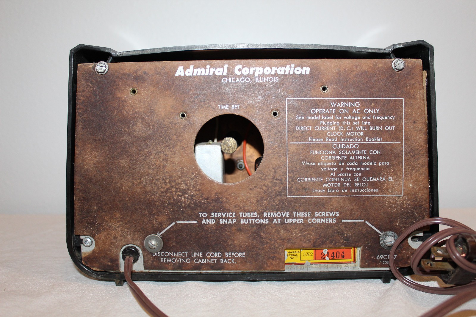 Admiral Model 5x21 Bakelite AM Clock 5 Tube Radio - 1953