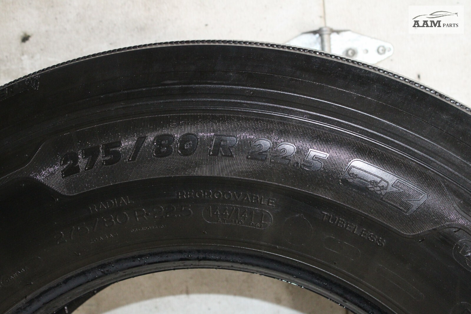 2018-2024 FREIGHTLINER CASCADIA WHEEL TIRE 275/80 R22.5 MICHELIN OEM