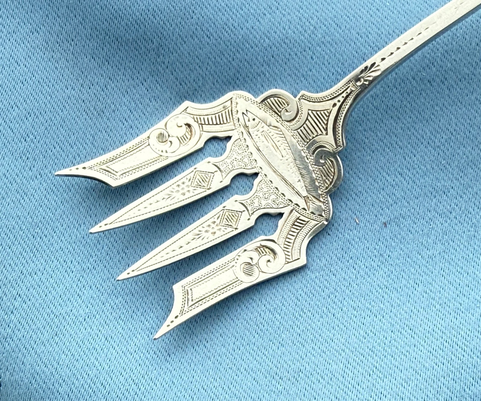 Albert Cole Coin Silver Sardine Fork Bright Cut 6 1/4 In Mono 26.5 Gr