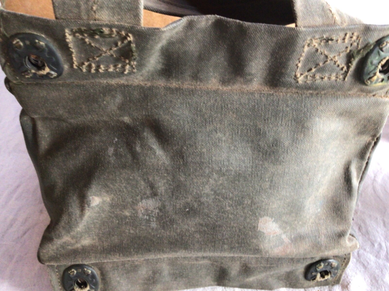 Vietnam U.S Airplane FIRST AID KIT-WITH UNOPENED SUPPLIES