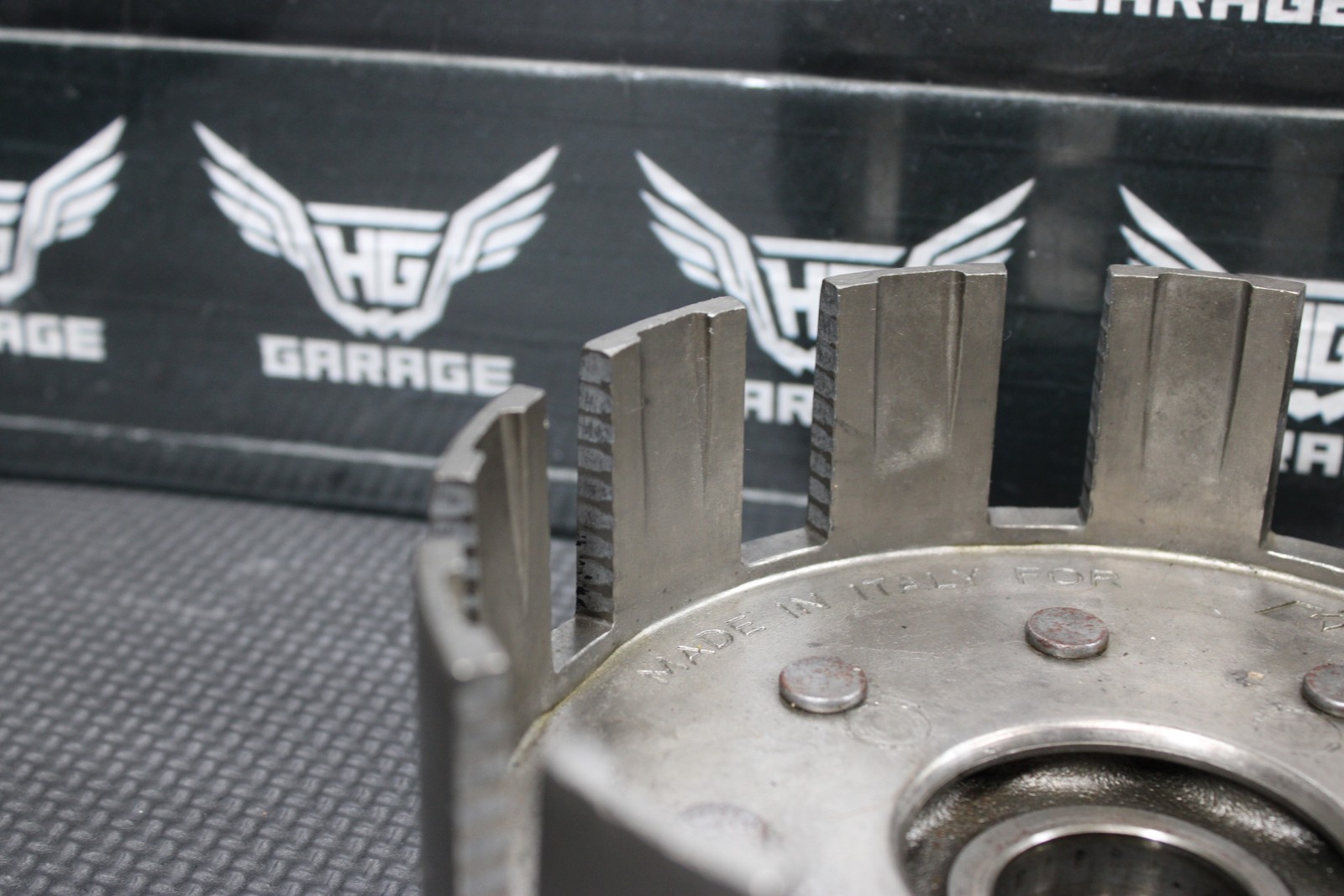 2000 KTM 250 300 EXC OEM COMPLETE CLUTCH BASKET W PLATES INNER OUTER HUBS GOOD