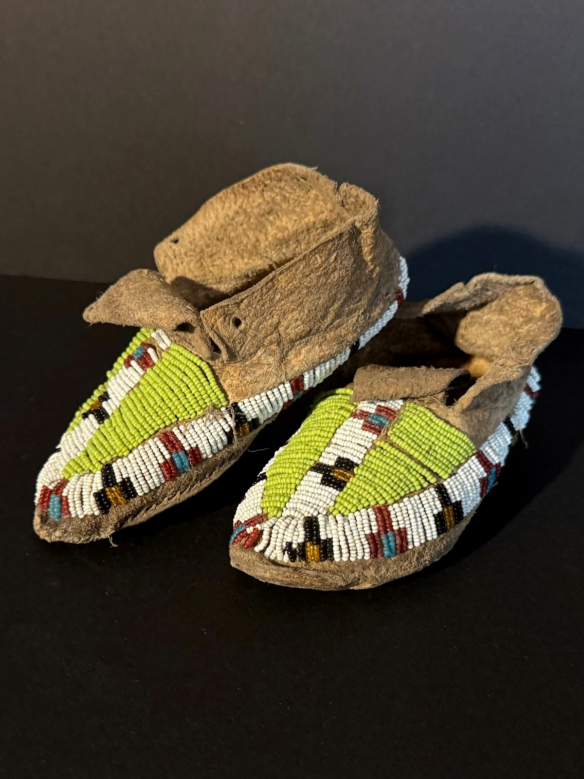 HISTORIC SIOUX PLAINS CHILD’S MOCCASINS,SINEW SEWN BEADED HIDE,C1900,EXCELLENT!