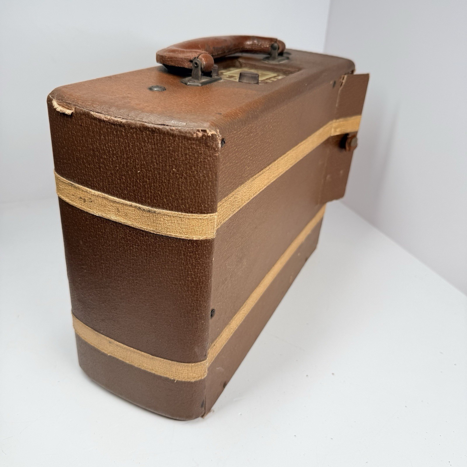 Rare Vintage 1940 GE General Electric JB-630 Carryabout Portable Radio