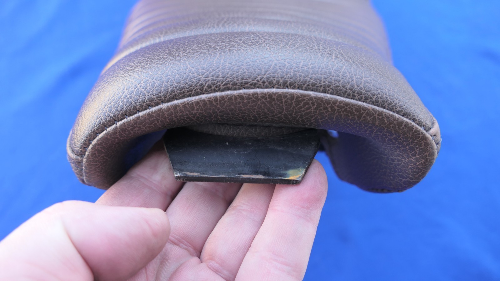 Saddlemen Ribbed Step-up Brown Seat Harley Sportster 1200 883 4.5 Gal 2004-2022