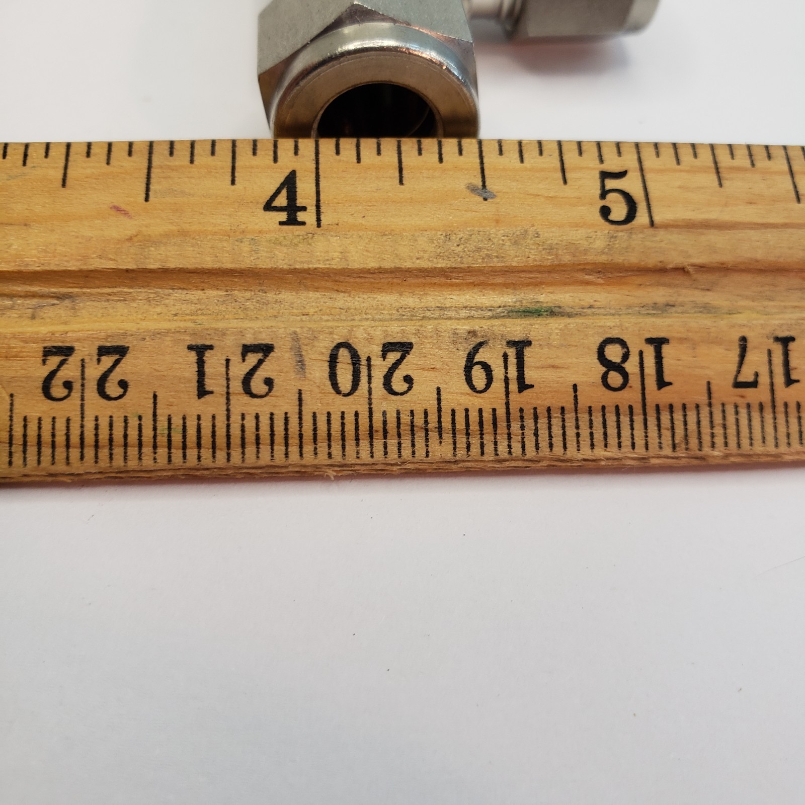 1 Swagelok Stainless Steel Male Run 3/8" Tube x 3/8" Male NPT SS-600-3-6TMT