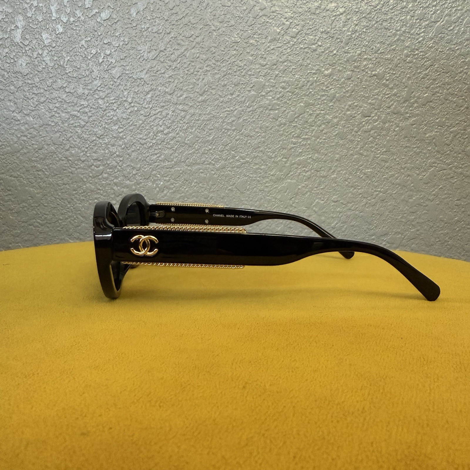 CHANEL Black/Gold Oval Women Sunglasses 5515 Acetate
