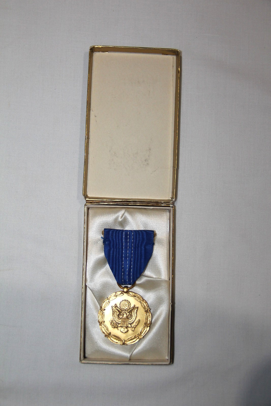 NICE POST WWII ARMY EXCEPTIONAL CIVILIAN SERVICE AWARD MEDAL IN BOX, SLOT BROACH