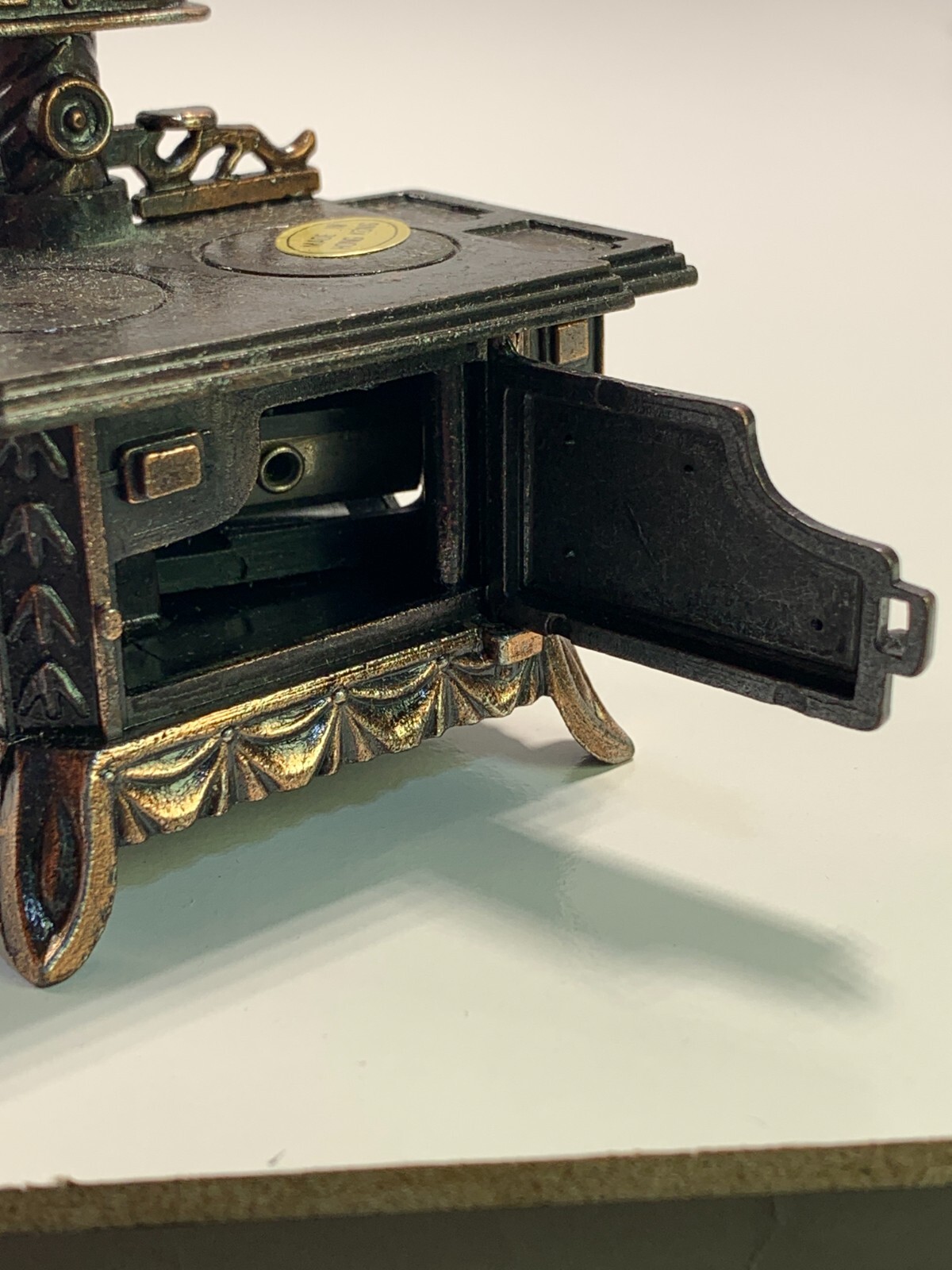 Vintage Die-Cast Pencil Sharpener Queen Cast Iron Style Stove With Box PSE