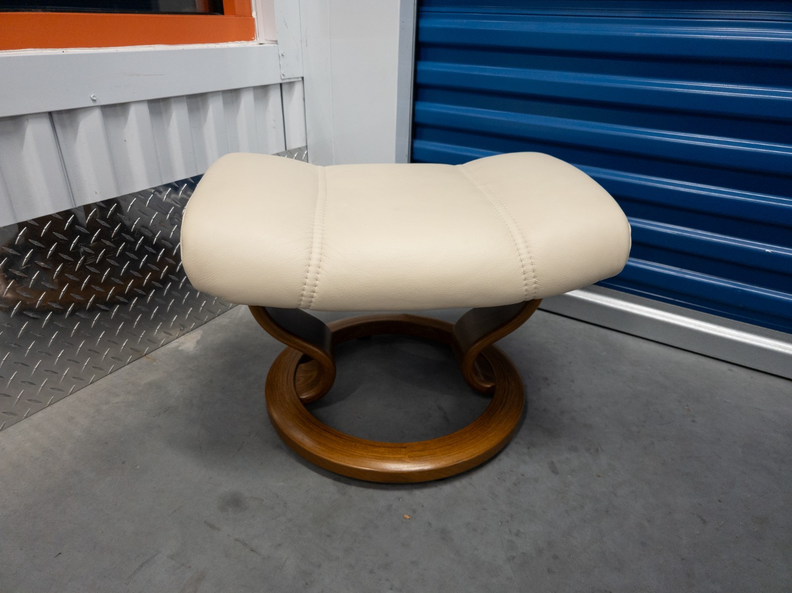 Ekornes Stressless Cream Colored Leather Ottoman | Tilt Function | Teak