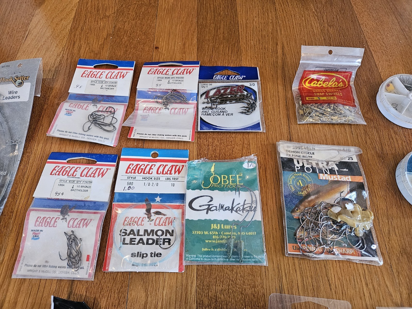 ~ Fishing Tackle Box Lot Hooks Swivels Leads Weights Lead Head Eagle Claw +++ ~