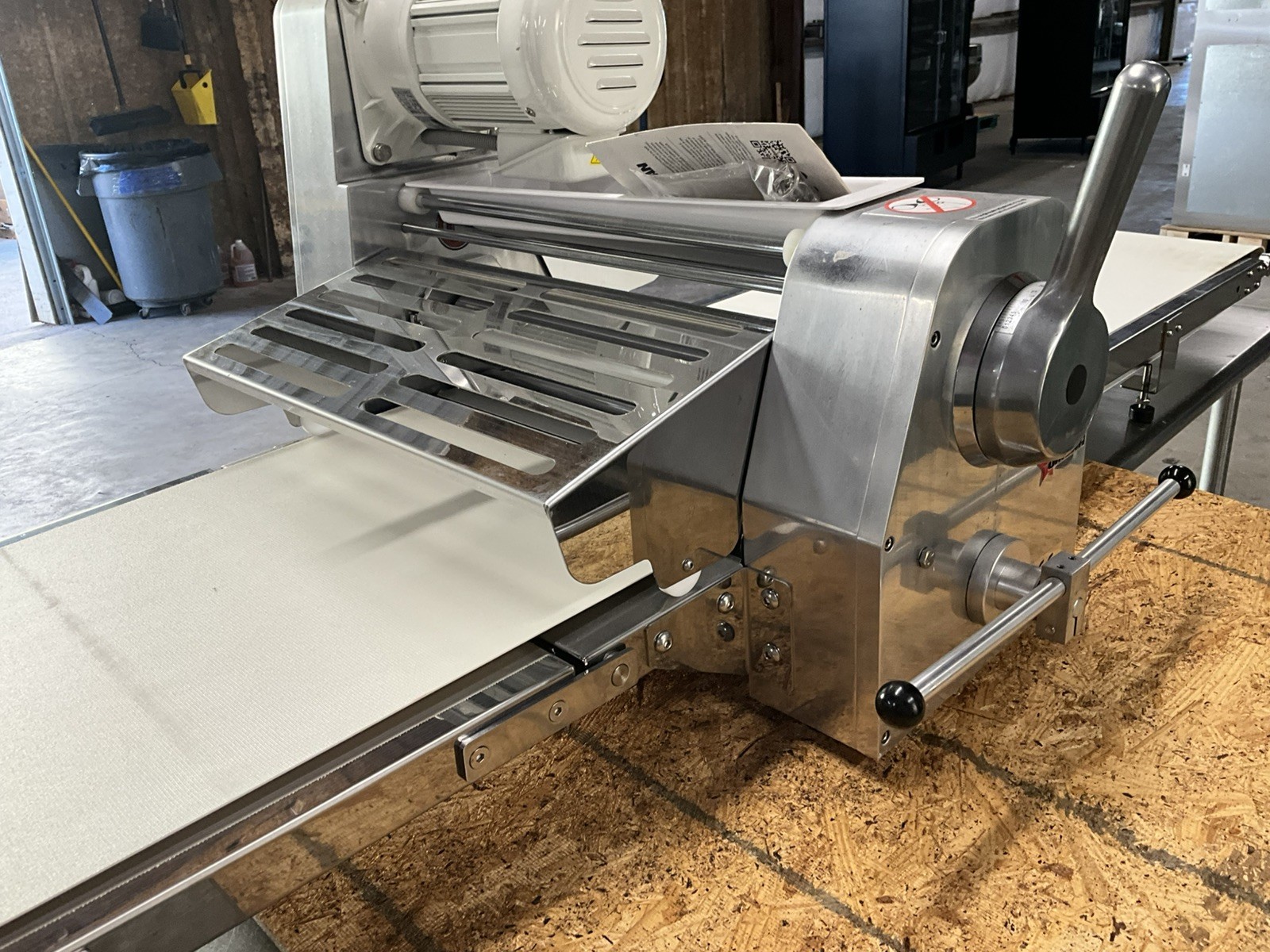 Omcan USA 42154 Countertop Reversible Dough Sheeter 20-1/2" Rollers BE-CN-2083