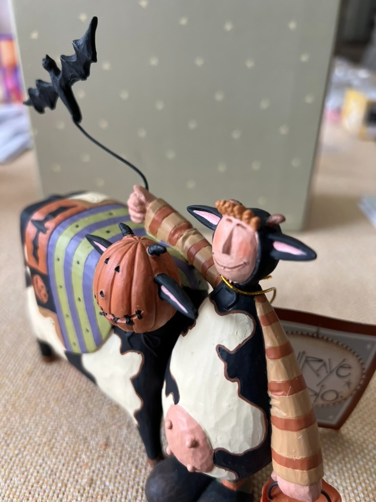 Williraye -ww6155 - COWSTUME PARTY - Halloween Cow with Pumpkin and Bat -New/Box