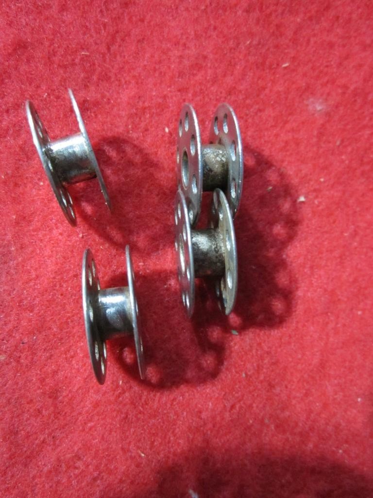 1938 VINTAGE SINGER SEWING MACHINE BOBBIN CASE FITS 301 / 221 NO. 45750