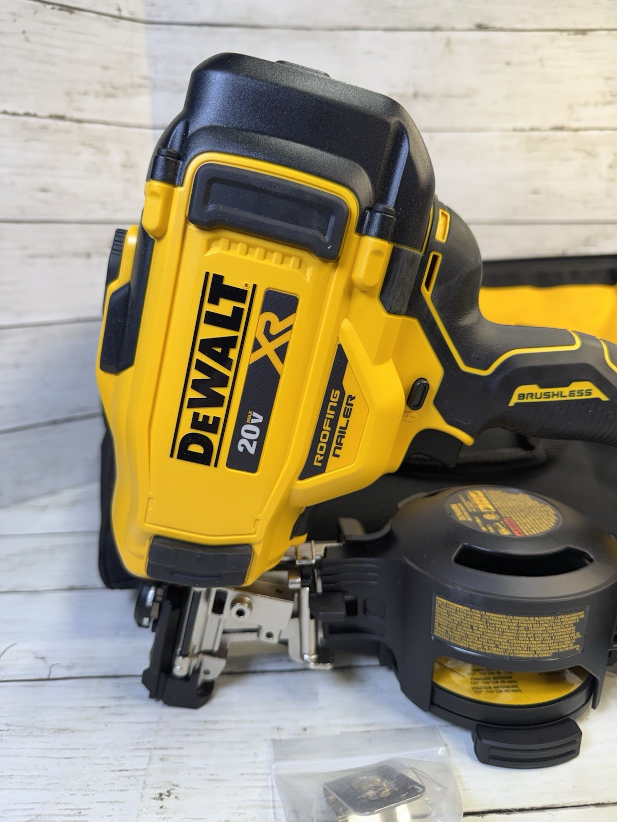 Dewalt (DCN45RND1) 20V MAX Lithium-Ion 15-Degree Cordless Roofing Nailer Kit