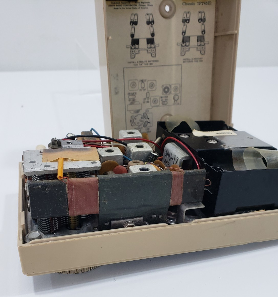 VINTAGE ZENITH ROYAL R475L (475) TRANSISTOR RADIO 1962 WORKS WITH FLAWS