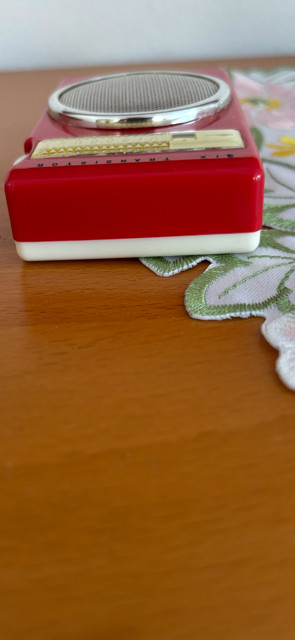 VINTAGE OLD 6 TRANSISTOR RADIO, VISCOUNT MODEL 607, A REAL GEM!!