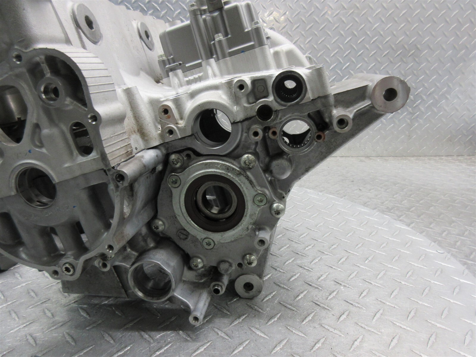 2015 11-20 Suzuki GSXR 750 GSXR750 Crankcase Case Engine Motor Block Piston Lot