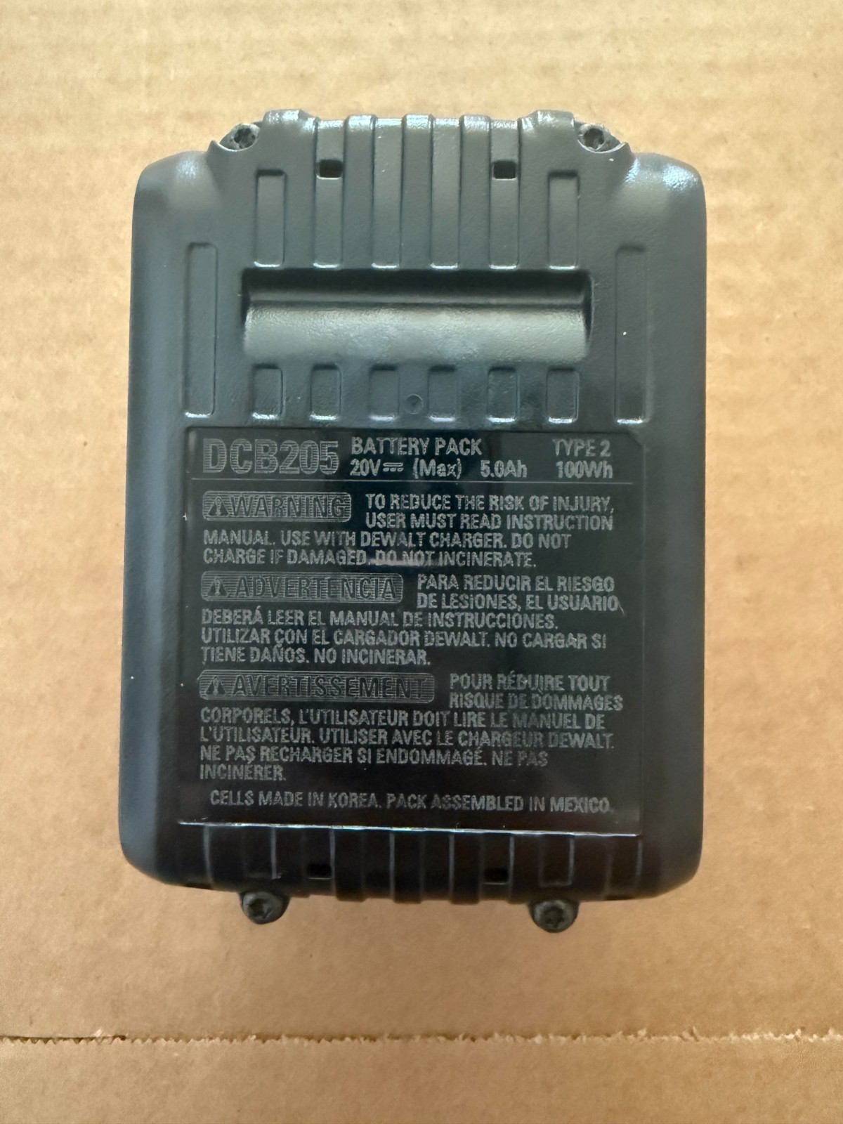 NEW Genuine DEWALT DCB205 20V MAX 20 Volt Li-ion 5.0Ah Battery