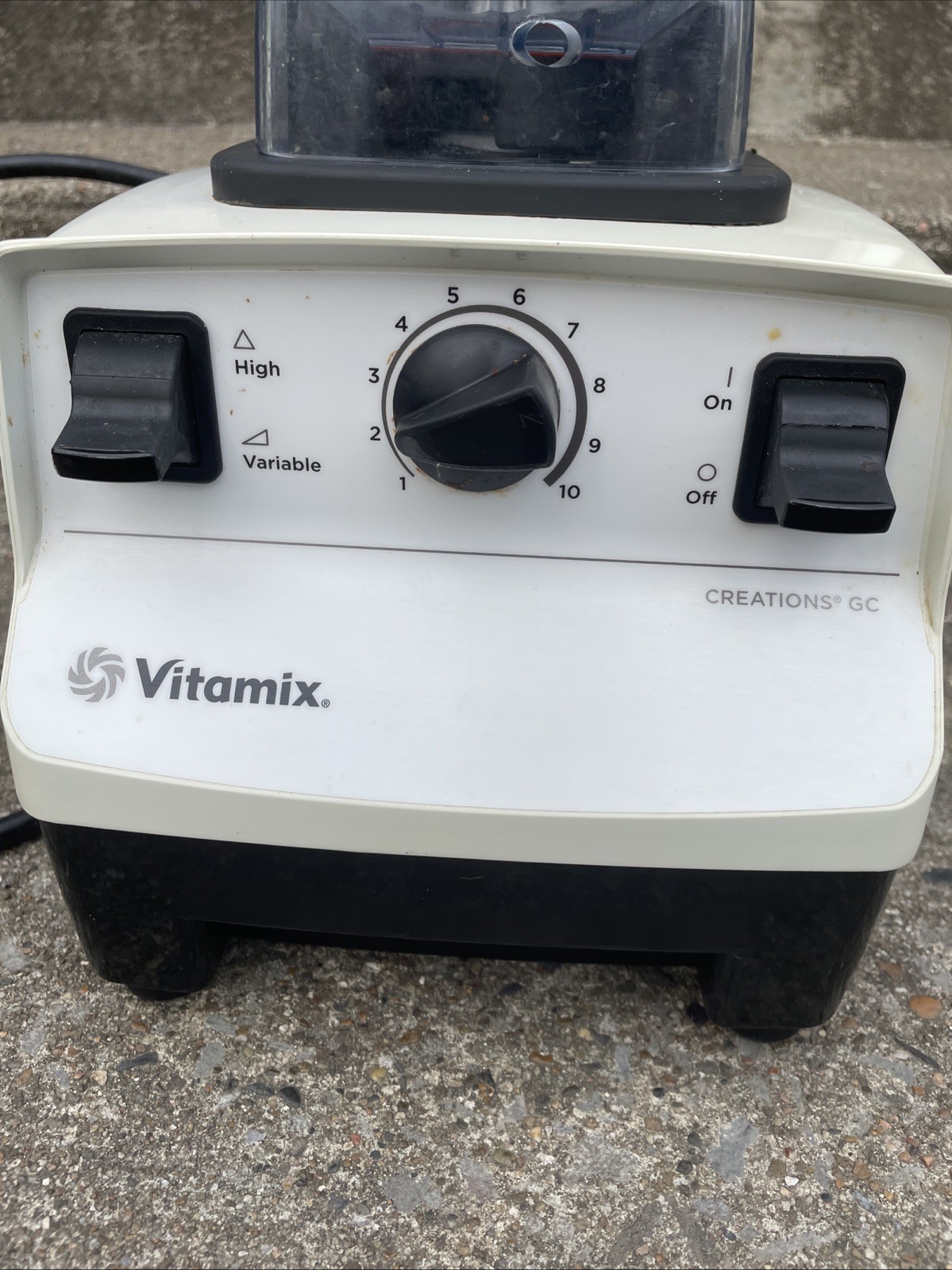 Vitamix Creations GC, White, 64 Oz Pitcher. VM0103D 10 Speed Blender