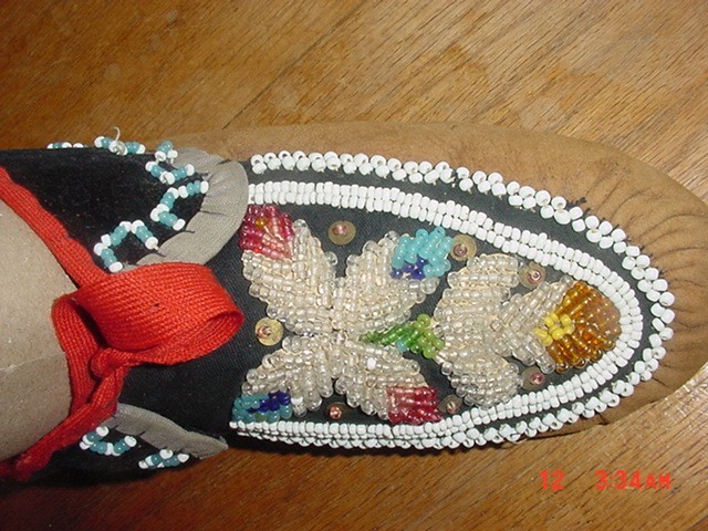 BEAUTIFUL OLD IROQUOIS INDIAN BEADED HIDE MOCCASINS MOCKS