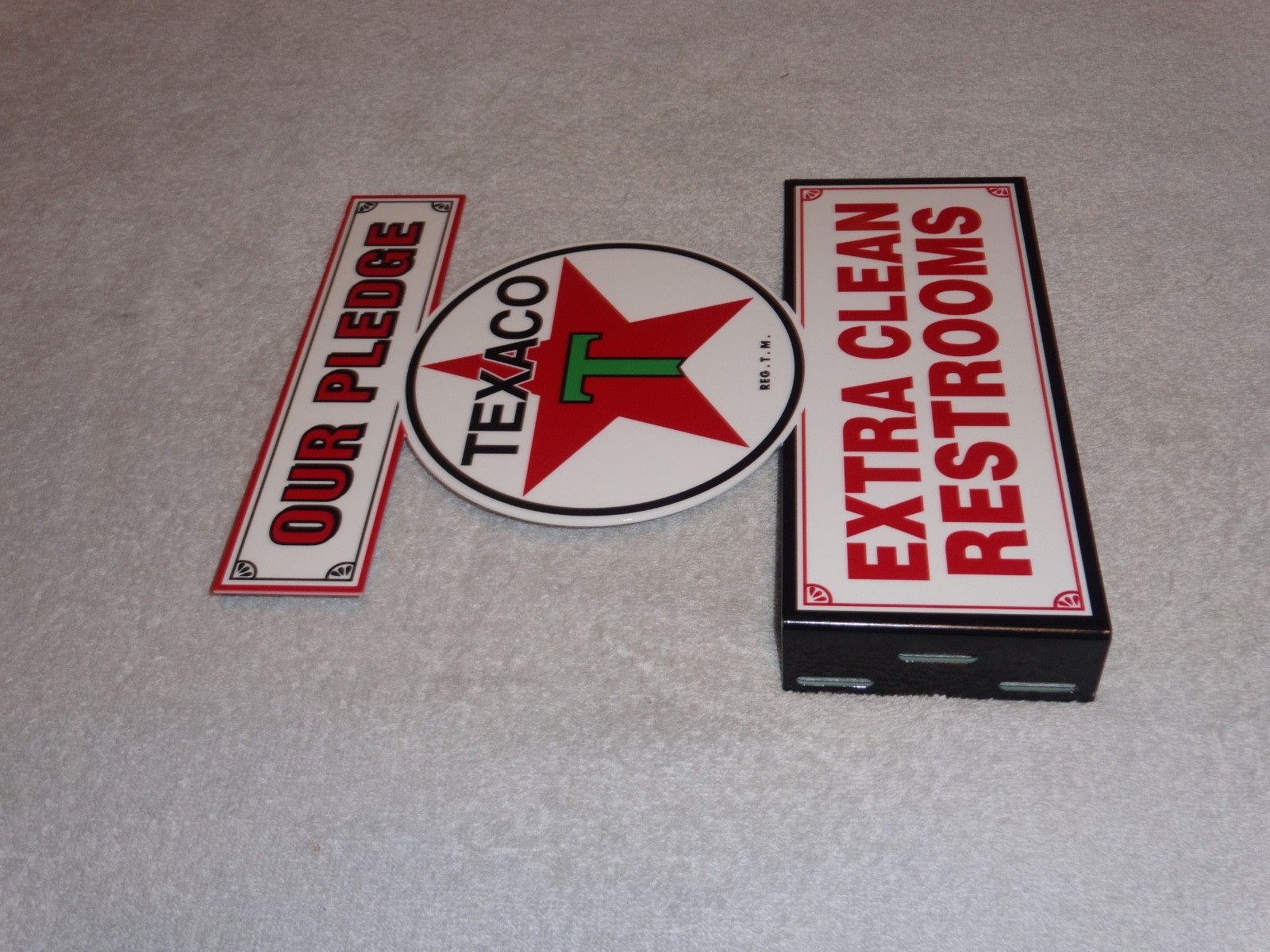 VINTAGE TEXACO OUR PLEDGE CLEAN RESTROOMS 11 3/4" METAL GASOLINE OIL FLANGE SIGN